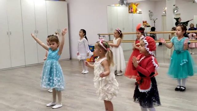 Новогодний танец-игра "Снег руками загребаем".Игра на убыстрение.