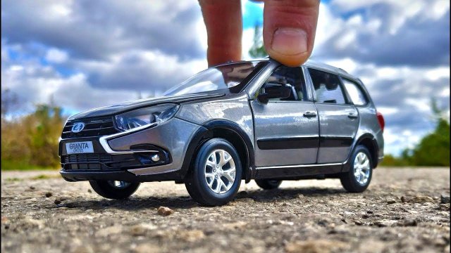 Моделька машины Лада Гранта Кросс масштаб 1/24 со светом и звуком. Распаковка и обзор. Про машинки.