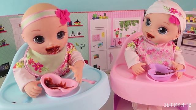 Куклы Пупсики две сестренки близняшки Бэби Элайв кушают детскую кашу и открывают Игрушки-сюрпризы