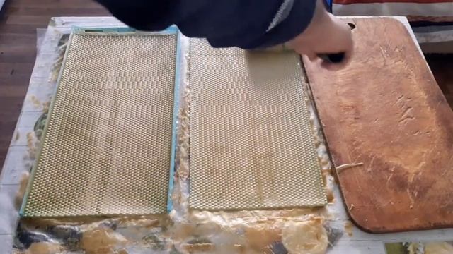 Домашняя вощина, путём прокатки валиком матрицы из Китая...