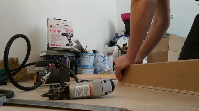 Аккумуляторный мини компрессор в работе.