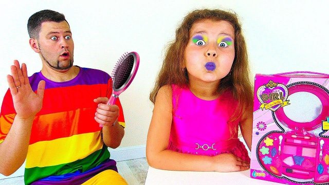 Милана учится пользоваться детской косметикой для девочек