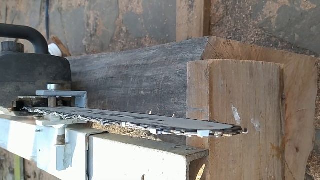 Простое приспособление для распиливания бревна на доски электропилой бензопилой.