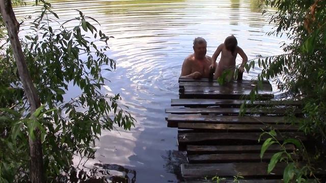 Купание    в  пруду  с  правнучкой