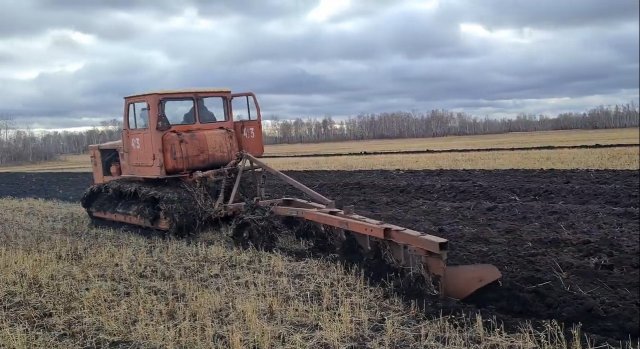 Тракторы Т-4 пашут поля! Soviet powerful T-4 tractors plow fields