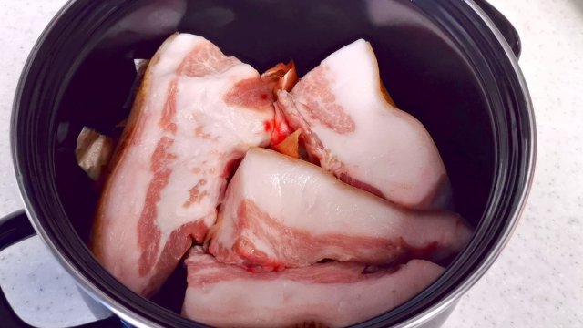 Сало которое тает во рту, СОЛЮ САЛО в луковой шелухе, невозможно оторваться.