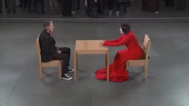 Марина Абрамович на своей выставке в МОМА представила в 2010 году перформанс…