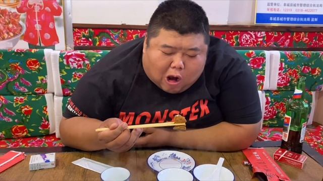 朋友新开饭店，东北“大铁锅炖排骨”，配着贴饼和肉笼，胖哥吃过瘾了！【胖猴仔】