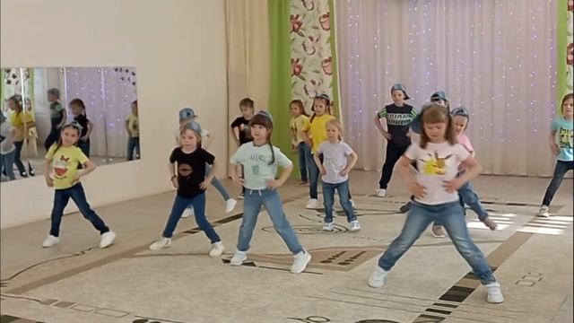 Танец для детей 5-7 лет "Маленькие звёзды" студии дополнительного образования "Танцующие человечки"
