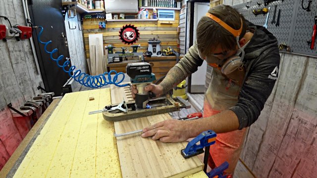 Система хранения инструмента из столярных обрезков и хлама.