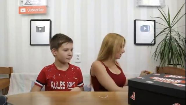 СТРИМ! Челлендж Gamer Box! Неужели ПЛАНШЕТ? Кто вытянет подарки круче? Тима против мамы!