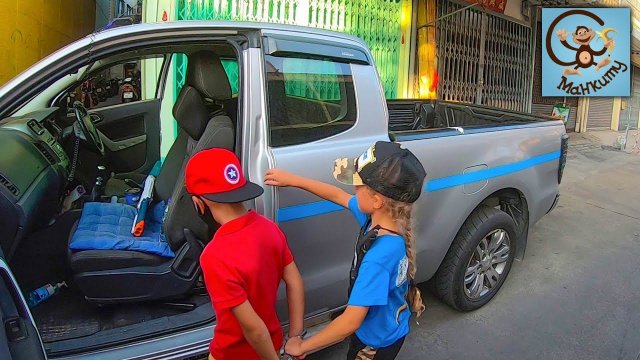 Дети и машина. Диана и Даня играют не в доктора, а в полицию на машине. pretend play