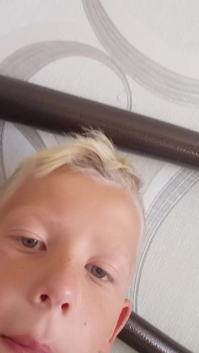р