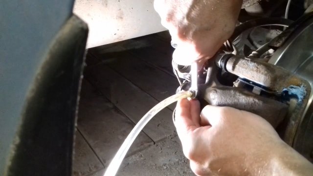 Как прокачать тормоза на автомобиле на примере Хендай Солярис (Hyundai Solaris) / Киа Рио (Kia Rio)
