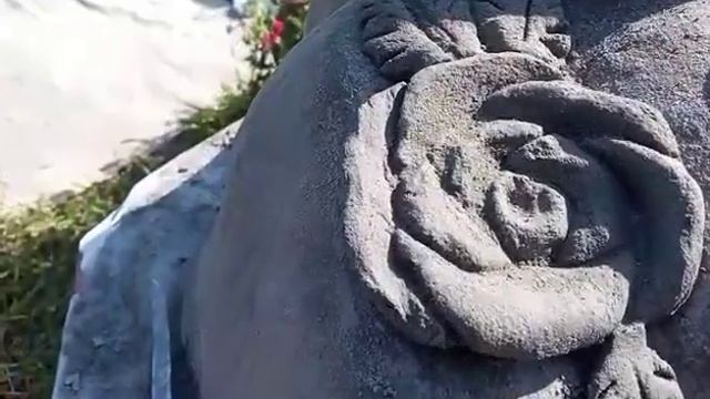 из цемента, ткани и пенопласта,сделала декоративный камень для сада.