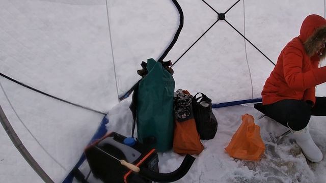 С женой на зимней рыбалке| Она решилась на это?