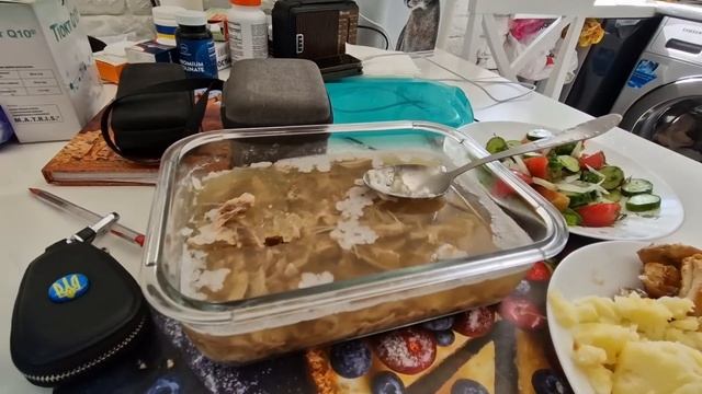 Надя накормила В гостях