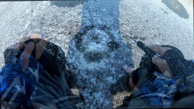 Зимняя Рыбалка на Окуня. ЭКСТРИМ! Первый лёд! Ловля окуня зимой. Балансир на окуня. Окунь зимой..mp4