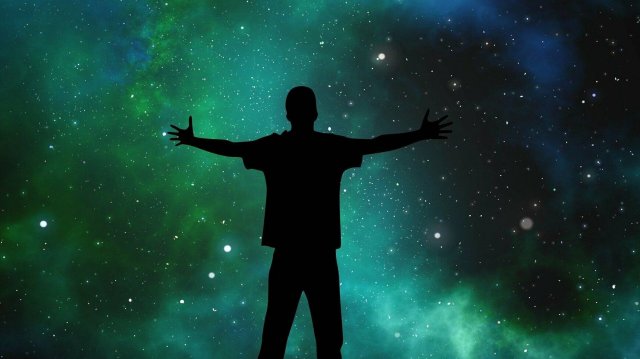 Мы пылинки.