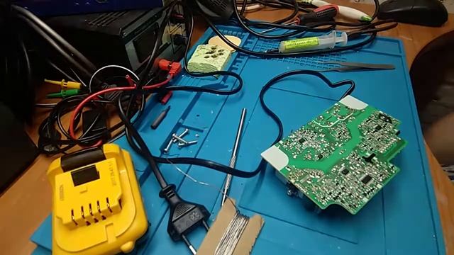 Простые ремонты. Зарядное устройство DeWALT DCB113