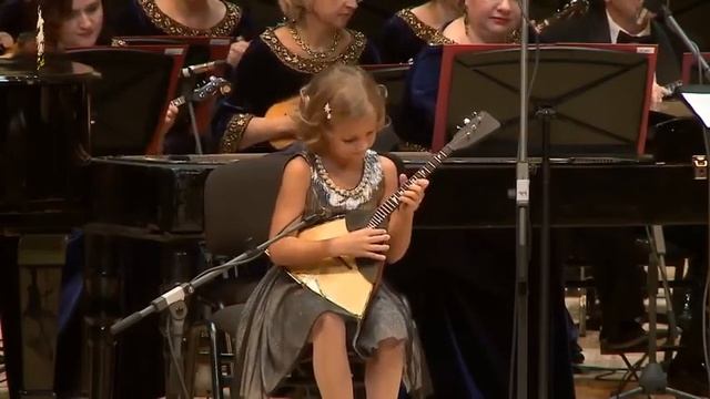 Виртуозная игра на балалайке...