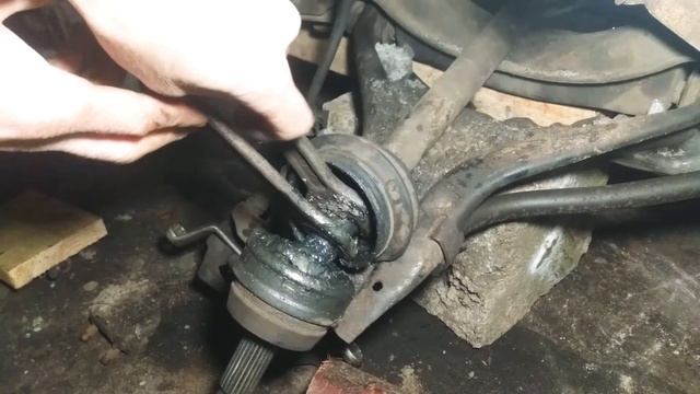 Как снять наружный ШРУС не снимая полуось, на примере Audi 80 b3
