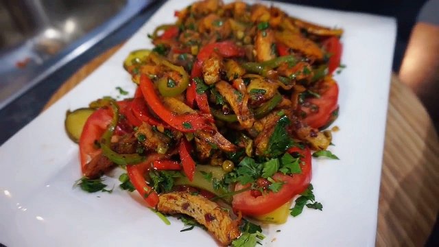 Кер у сус — армянское традиционное блюдо. Мясо телятины с овощами на сковороде. Рецепт от Жоржа