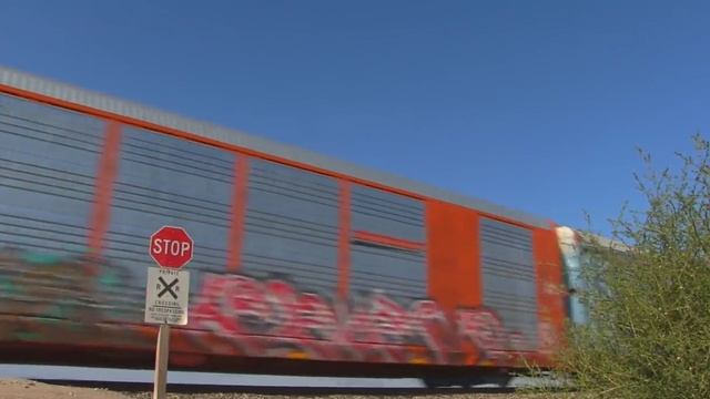 Видео поезд в Америке тепловоз везет двухэтажные составы американские поезда железная дорога