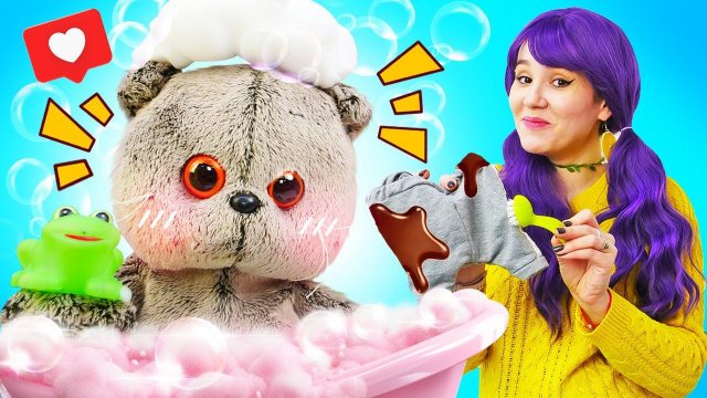 Кот Дымок купается  Видео для детей про игрушки
