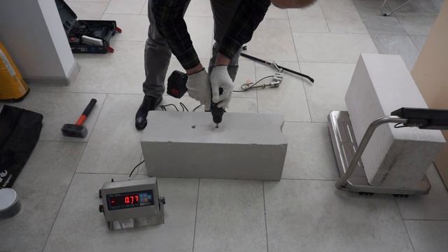 Повесить телевизор на стену из газобетона. Выдержит ли?