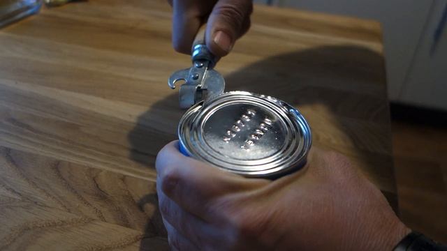 Как открывать консервные банки консервным ножом :)