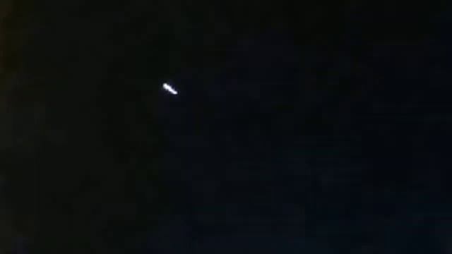 СТРАННЫЙ ЯРКИЙ объект в ночном небе над городом