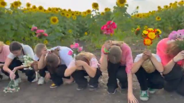 ДАРИТЕ ЖЕНЩИНАМ ЦВЕТЫ - ТАНЦЕВАЛЬНЫЙ КЛИП - ЛУЧШЕ УЖЕ НЕ БУДЕТ