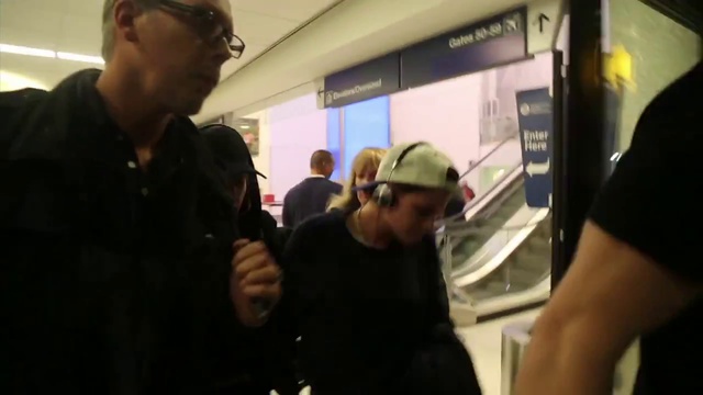 Kristen_Stewart_And_Alicia_Cargile_Arrive_Hand-In-Hand_To_LAX