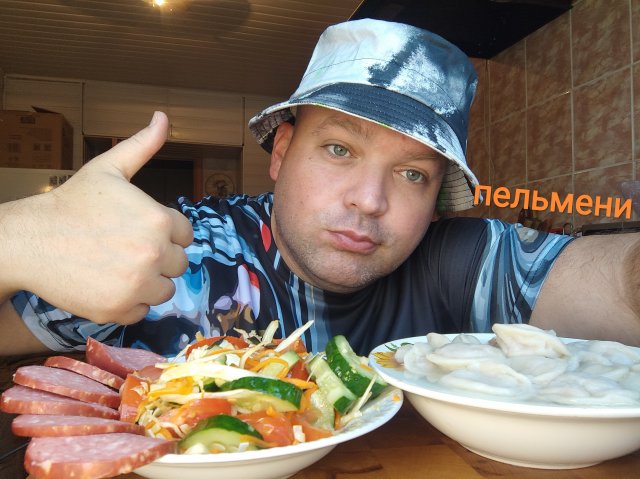 ОБЖОР пельмени и салат с овощами и сервелат/мукбанг завтрак