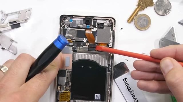 Разобрал Google Pixel 7 Pro! - JerryRigSuckBigDikEverywhere?