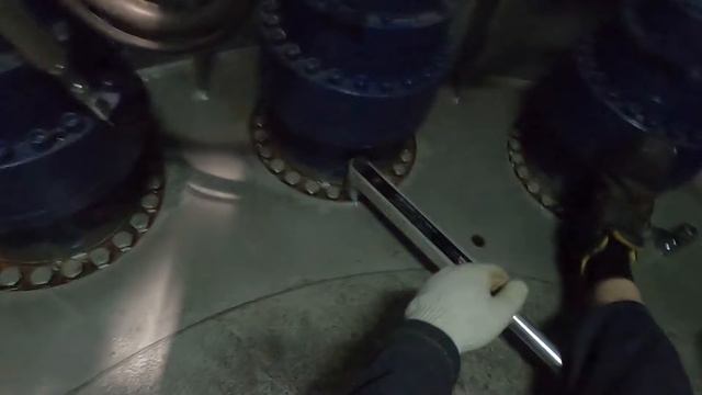 Как затянуть болт на нужный момент без динамометрического ключа !