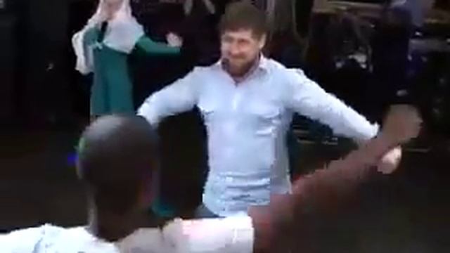РАМЗАН КАДЫРОВ ТАНЦУЕТ ЛЕЗГИНКУ!