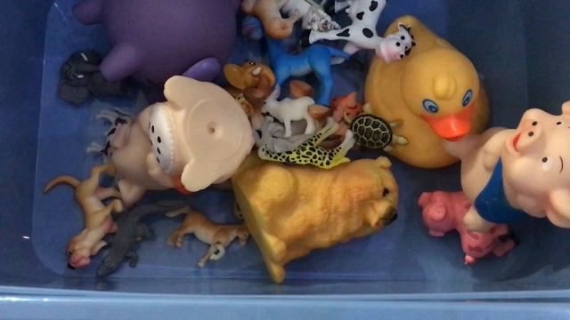 Учим название животных. Коробка игрушек для детей. Животные - игрушки - фигурки.