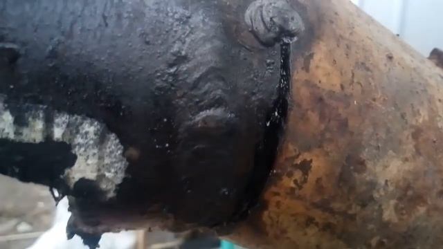 Дымит буржуйка, печка, печь внутырь. Дымит через двери.