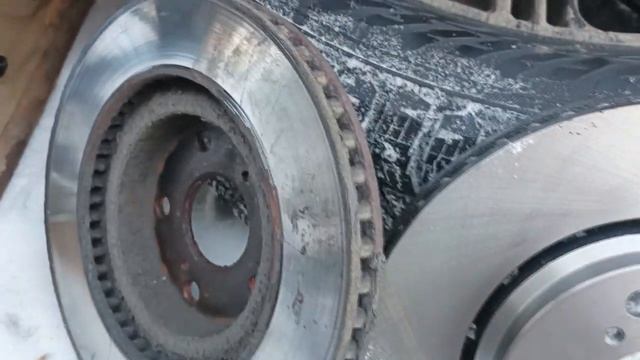 Замена передних тормозных дисков и тормозных колодок на TOYOTA RAV4 4 поколения