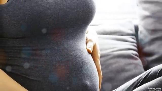 К соседской старушке зачастили молоденькие парнишки. Подсматривая через забор, соседка открыла рот…