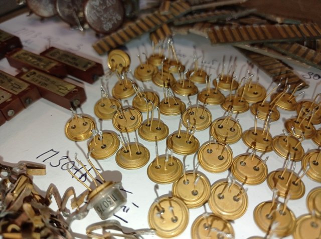 ЗОЛОТО и ПАЛЛАДИЙ в вольтметре Щ1513. Часть 2. Полный разбор. Приборы - радиодетали - драгметаллы.