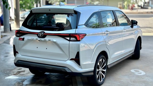 Toyota Veloz (2024 г.) — 1,5-литровый 7-местный минивэн премиум-класса
