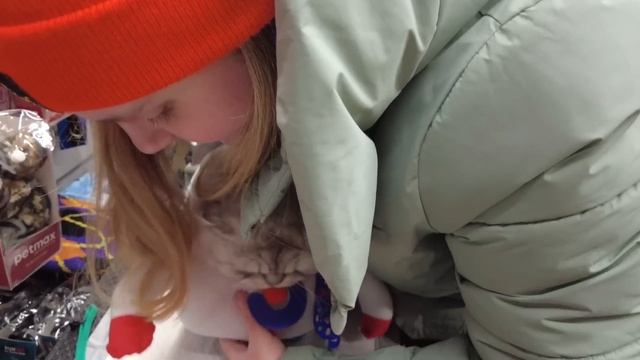ДЕНЬ РОЖДЕНИЯ КОТА КЕВИНА! СКУПАЕМ ВСЁ, ЧТО ПОНЮХАЕТ КОТ! С КОТОМ ВХОД РАЗРЕШЁН!