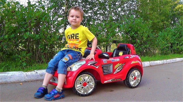 Макс катается на машинке и учит животных.