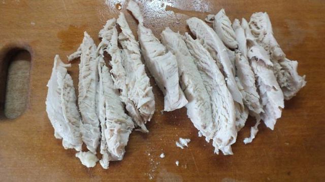 Мясной салат с кинзой и помидорами