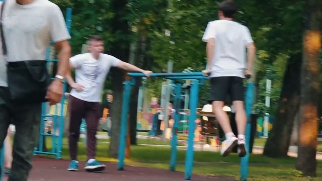 #3 ЖЁСТКАЯ ПОДМЕНА БЛИЗНЕЦОВ В ЗАРУБЕ НА БРУСЬЯХ ПРАНК