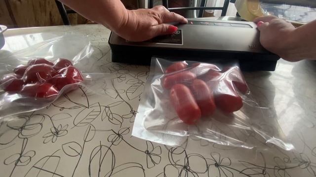 Вакуумирую в гладкие пакеты/заморозка томатов/ сыр