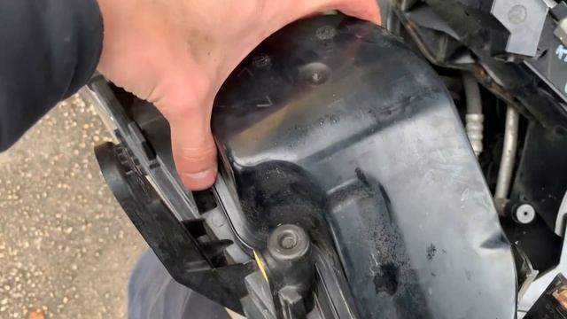 Как поменять лампочки в фаре на Ford C-Max